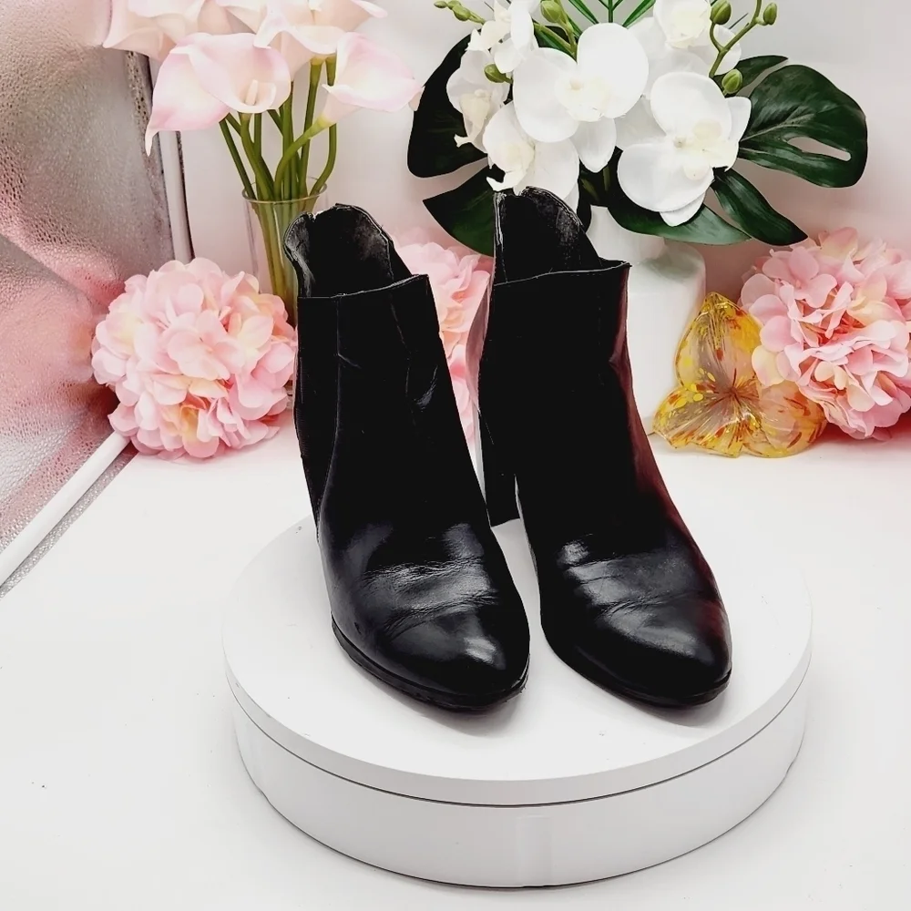 Adrienne Vittadini EUC Trinie Black Boots Women’s Size 8 Chunky Heel Booties.